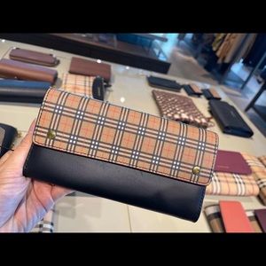 NWT BURBERRY CHECKED CONTINENTAL WALLET IN BLACK